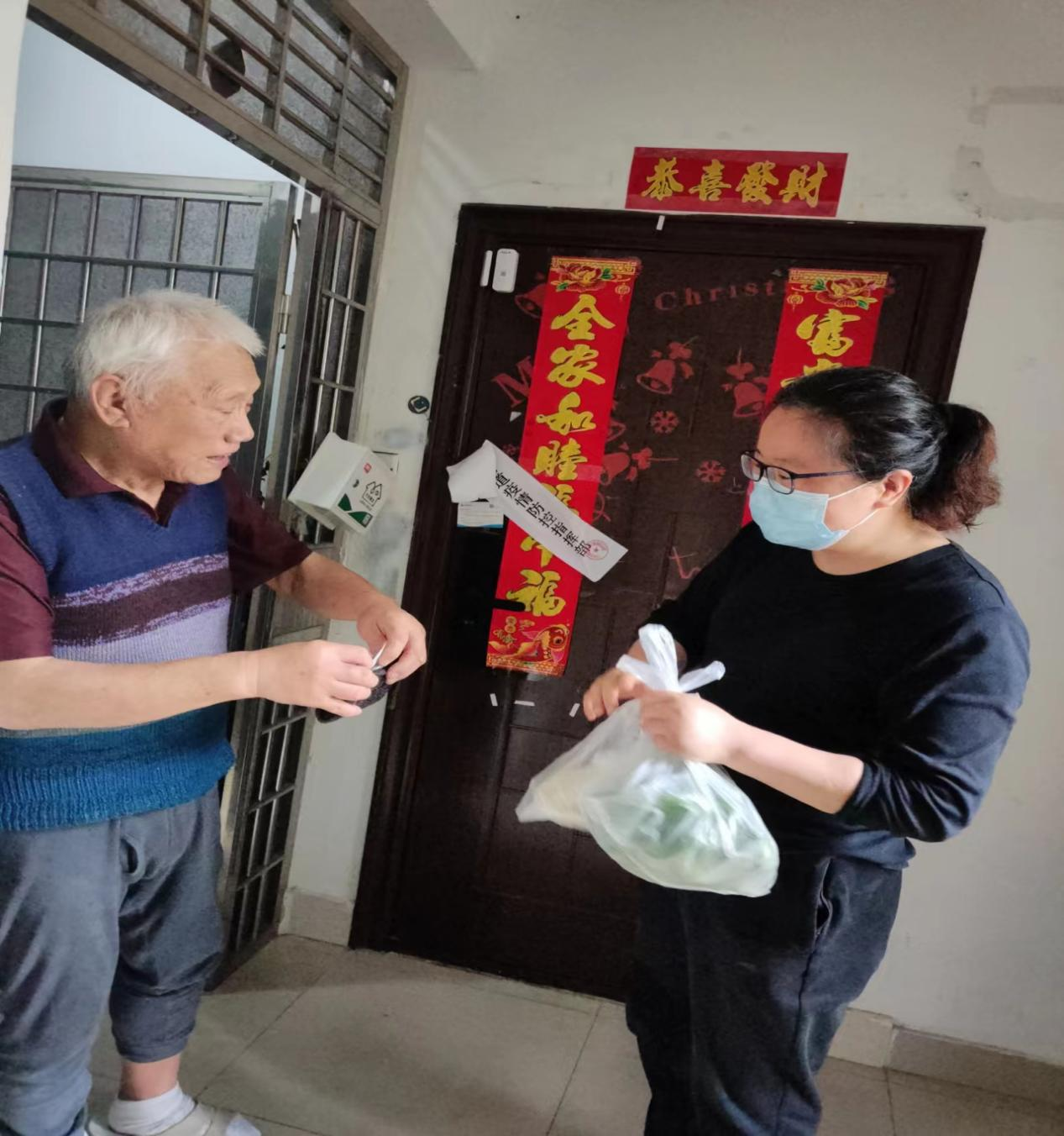 关怀独居高龄老人 物业服务暖人心